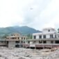 Sebuah helikopter terbang di atas area yang terdampak tanah longsor di sepanjang Sungai Trishuli di Nuwakot, Nepal, pada 29 Agustus 2026. (Xinhua)