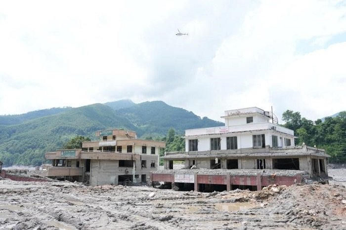 Sebuah helikopter terbang di atas area yang terdampak tanah longsor di sepanjang Sungai Trishuli di Nuwakot, Nepal, pada 29 Agustus 2026. (Xinhua)