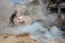 Seorang warga Palestina memadamkan api pada sebuah kendaraan yang hancur akibat serangan drone Israel di kawasan permukiman Tel al-Hawa, Gaza City, pada 31 Agustus 2026. (Xinhua)
