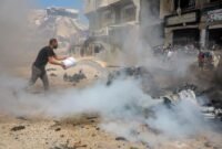 Seorang warga Palestina memadamkan api pada sebuah kendaraan yang hancur akibat serangan drone Israel di kawasan permukiman Tel al-Hawa, Gaza City, pada 31 Agustus 2026. (Xinhua)