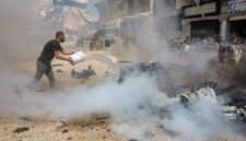 Seorang warga Palestina memadamkan api pada sebuah kendaraan yang hancur akibat serangan drone Israel di kawasan permukiman Tel al-Hawa, Gaza City, pada 31 Agustus 2026. (Xinhua)