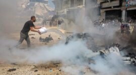 
Seorang warga Palestina memadamkan api pada sebuah kendaraan yang hancur akibat serangan drone Israel di kawasan permukiman Tel al-Hawa, Gaza City, pada 31 Agustus 2026. (Xinhua)