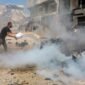 Seorang warga Palestina memadamkan api pada sebuah kendaraan yang hancur akibat serangan drone Israel di kawasan permukiman Tel al-Hawa, Gaza City, pada 31 Agustus 2026. (Xinhua)