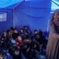 Para siswa mengikuti kegiatan belajar di Sekolah Pendidikan Al-Shamal, yang terletak hanya 100 meter dari