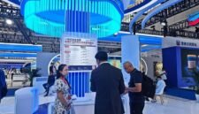 Para pebisnis Tiongkok menanyakan informasi tentang perusahaan-perusahaan Indonesia dalam ajang Pameran Industri Energi Internasional (Taiyuan) Tiongkok 2026 di Taiyuan, Provinsi Shanxi, Tiongkok utara, pada 4 September 2026. (Xinhua)