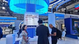 Para pebisnis Tiongkok menanyakan informasi tentang perusahaan-perusahaan Indonesia dalam ajang Pameran Industri Energi Internasional (Taiyuan) Tiongkok 2026 di Taiyuan, Provinsi Shanxi, Tiongkok utara, pada 4 September 2026. (Xinhua)
