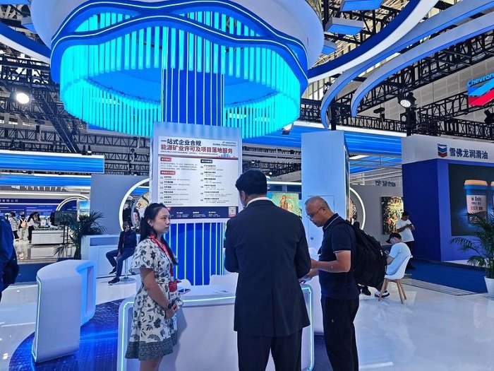 Para pebisnis Tiongkok menanyakan informasi tentang perusahaan-perusahaan Indonesia dalam ajang Pameran Industri Energi Internasional (Taiyuan) Tiongkok 2026 di Taiyuan, Provinsi Shanxi, Tiongkok utara, pada 4 September 2026. (Xinhua)