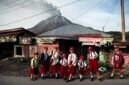 Siswa berangkat kesekolah saat erupsi gunung api sinabung pagi ini dari Desa Kuta Rakyat, Kec.amatan Naman Teran, Sumatera Utara, pada Selasa 1 September 2026. Pusat Vulcanologi dan Mitigasi Bencana Geologi menyampaikan bahwa tingkat aktivitas Gunung Sinabung berada di level III atau siaga sehingga masyarakat dan wisatawan agar tidak melakukan aktivitas di desa yang sudah direlokasi. [Xin]