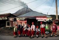 Siswa berangkat kesekolah saat erupsi gunung api sinabung pagi ini dari Desa Kuta Rakyat, Kec.amatan Naman Teran, Sumatera Utara, pada Selasa 1 September 2026. Pusat Vulcanologi dan Mitigasi Bencana Geologi menyampaikan bahwa tingkat aktivitas Gunung Sinabung berada di level III atau siaga sehingga masyarakat dan wisatawan agar tidak melakukan aktivitas di desa yang sudah direlokasi. [Xin]