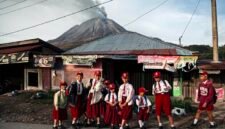 Siswa berangkat kesekolah saat erupsi gunung api sinabung pagi ini dari Desa Kuta Rakyat, Kec.amatan Naman Teran, Sumatera Utara, pada Selasa 1 September 2026. Pusat Vulcanologi dan Mitigasi Bencana Geologi menyampaikan bahwa tingkat aktivitas Gunung Sinabung berada di level III atau siaga sehingga masyarakat dan wisatawan agar tidak melakukan aktivitas di desa yang sudah direlokasi. [Xin]