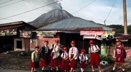 Siswa berangkat kesekolah saat erupsi gunung api sinabung pagi ini dari Desa Kuta Rakyat, Kec.amatan Naman Teran, Sumatera Utara, pada Selasa 1 September 2026. Pusat Vulcanologi dan Mitigasi Bencana Geologi menyampaikan bahwa tingkat aktivitas Gunung Sinabung berada di level III atau siaga sehingga masyarakat dan wisatawan agar tidak melakukan aktivitas di desa yang sudah direlokasi. [Xin]