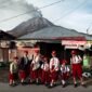 Siswa berangkat kesekolah saat erupsi gunung api sinabung pagi ini dari Desa Kuta Rakyat, Kec.amatan Naman Teran, Sumatera Utara, pada Selasa 1 September 2026. Pusat Vulcanologi dan Mitigasi Bencana Geologi menyampaikan bahwa tingkat aktivitas Gunung Sinabung berada di level III atau siaga sehingga masyarakat dan wisatawan agar tidak melakukan aktivitas di desa yang sudah direlokasi. [Xin]