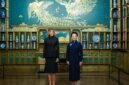 
Peng Liyuan, istri Presiden Tiongkok Xi Jinping, dan Melania Trump, istri Presiden Amerika Serikat (AS) Donald Trump, mengunjungi Museum Nasional Seni Asia (National Museum of Asian Art) di Washington DC, AS, pada 24 September 2026. (Xinhua)