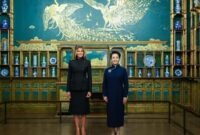 
Peng Liyuan, istri Presiden Tiongkok Xi Jinping, dan Melania Trump, istri Presiden Amerika Serikat (AS) Donald Trump, mengunjungi Museum Nasional Seni Asia (National Museum of Asian Art) di Washington DC, AS, pada 24 September 2026. (Xinhua)