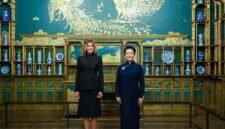 
Peng Liyuan, istri Presiden Tiongkok Xi Jinping, dan Melania Trump, istri Presiden Amerika Serikat (AS) Donald Trump, mengunjungi Museum Nasional Seni Asia (National Museum of Asian Art) di Washington DC, AS, pada 24 September 2026. (Xinhua)