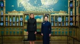 
Peng Liyuan, istri Presiden Tiongkok Xi Jinping, dan Melania Trump, istri Presiden Amerika Serikat (AS) Donald Trump, mengunjungi Museum Nasional Seni Asia (National Museum of Asian Art) di Washington DC, AS, pada 24 September 2026. (Xinhua)