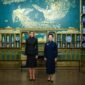 
Peng Liyuan, istri Presiden Tiongkok Xi Jinping, dan Melania Trump, istri Presiden Amerika Serikat (AS) Donald Trump, mengunjungi Museum Nasional Seni Asia (National Museum of Asian Art) di Washington DC, AS, pada 24 September 2026. (Xinhua)