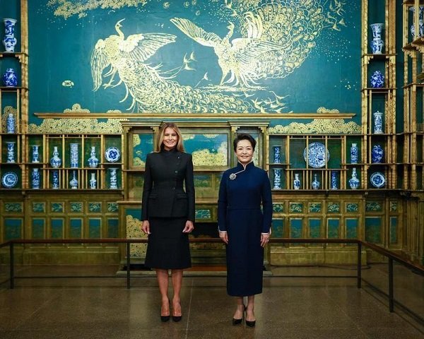 Peng Liyuan, istri Presiden Tiongkok Xi Jinping, dan Melania Trump, istri Presiden Amerika Serikat (AS) Donald Trump, mengunjungi Museum Nasional Seni Asia (National Museum of Asian Art) di Washington DC, AS, pada 24 September 2026. (Xinhua)