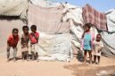 Anak-anak pengungsi berdiri di dekat tenda mereka di sebuah kamp di pinggiran Aden, Yaman. (Xinhua)