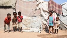 Anak-anak pengungsi berdiri di dekat tenda mereka di sebuah kamp di pinggiran Aden, Yaman. (Xinhua)