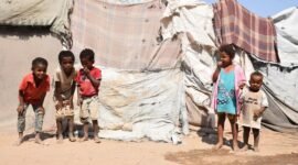 Anak-anak pengungsi berdiri di dekat tenda mereka di sebuah kamp di pinggiran Aden, Yaman. (Xinhua)