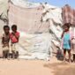Anak-anak pengungsi berdiri di dekat tenda mereka di sebuah kamp di pinggiran Aden, Yaman. (Xinhua)