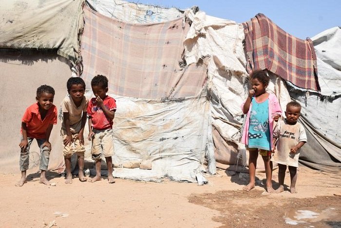Anak-anak pengungsi berdiri di dekat tenda mereka di sebuah kamp di pinggiran Aden, Yaman. (Xinhua)