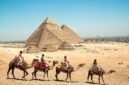Sejumlah wisatawan menunggang unta di kompleks Piramida Giza, Mesir, pada 9 April 2026. (Xinhua)