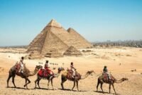 Sejumlah wisatawan menunggang unta di kompleks Piramida Giza, Mesir, pada 9 April 2026. (Xinhua)