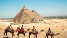 Sejumlah wisatawan menunggang unta di kompleks Piramida Giza, Mesir, pada 9 April 2026. (Xinhua)
