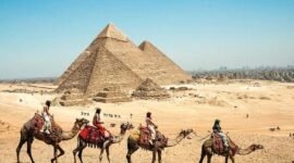 Sejumlah wisatawan menunggang unta di kompleks Piramida Giza, Mesir, pada 9 April 2026. (Xinhua)