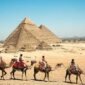 Sejumlah wisatawan menunggang unta di kompleks Piramida Giza, Mesir, pada 9 April 2026. (Xinhua)