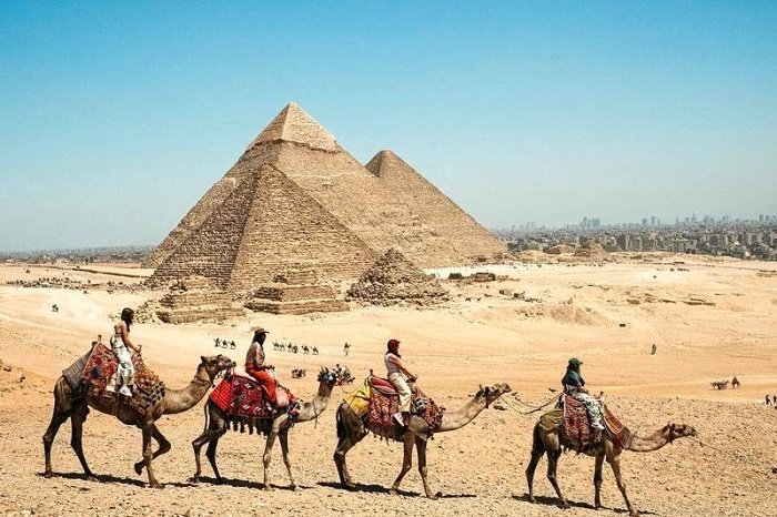 Sejumlah wisatawan menunggang unta di kompleks Piramida Giza, Mesir, pada 9 April 2026. (Xinhua)