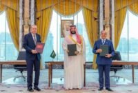 PUTRA Mahkota sekaligus Perdana Menteri Arab Saudi Mohammed bin Salman bin Abdulaziz al-Saud (tengah), Presiden Turkiye Recep Tayyip Erdogan (kiri), dan Perdana Menteri Pakistan Muhammad Shehbaz Sharif berfoto bersama setelah penandatanganan Perjanjian Pertahanan Bersama Makkah di Makkah, Arab Saudi, pada 7 Agustus 2026. (Saudi Press Agency/Xinhua)
