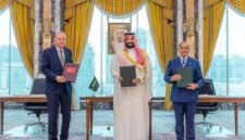 PUTRA Mahkota sekaligus Perdana Menteri Arab Saudi Mohammed bin Salman bin Abdulaziz al-Saud (tengah), Presiden Turkiye Recep Tayyip Erdogan (kiri), dan Perdana Menteri Pakistan Muhammad Shehbaz Sharif berfoto bersama setelah penandatanganan Perjanjian Pertahanan Bersama Makkah di Makkah, Arab Saudi, pada 7 Agustus 2026. (Saudi Press Agency/Xinhua)