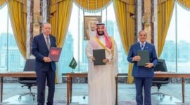 
PUTRA Mahkota sekaligus Perdana Menteri Arab Saudi Mohammed bin Salman bin Abdulaziz al-Saud (tengah), Presiden Turkiye Recep Tayyip Erdogan (kiri), dan Perdana Menteri Pakistan Muhammad Shehbaz Sharif berfoto bersama setelah penandatanganan Perjanjian Pertahanan Bersama Makkah di Makkah, Arab Saudi, pada 7 Agustus 2026. (Saudi Press Agency/Xinhua)