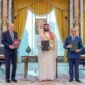 PUTRA Mahkota sekaligus Perdana Menteri Arab Saudi Mohammed bin Salman bin Abdulaziz al-Saud (tengah), Presiden Turkiye Recep Tayyip Erdogan (kiri), dan Perdana Menteri Pakistan Muhammad Shehbaz Sharif berfoto bersama setelah penandatanganan Perjanjian Pertahanan Bersama Makkah di Makkah, Arab Saudi, pada 7 Agustus 2026. (Saudi Press Agency/Xinhua)