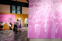 
Petugas membersihkan sebuah arca yang dipajang menjelang pembukaan pameran 