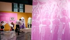 
Petugas membersihkan sebuah arca yang dipajang menjelang pembukaan pameran 