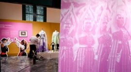 
Petugas membersihkan sebuah arca yang dipajang menjelang pembukaan pameran 