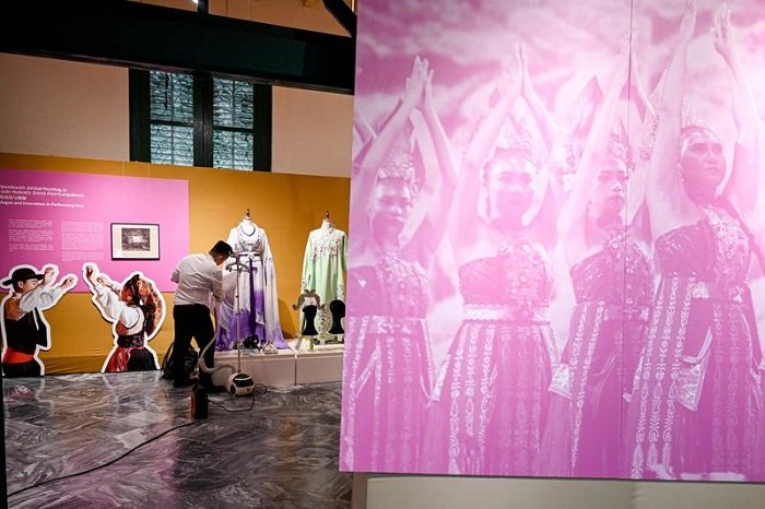 Petugas membersihkan sebuah arca yang dipajang menjelang pembukaan pameran