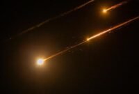 
Jejak cahaya terlihat di atas Yerusalem saat terjadi serangan rudal yang dilancarkan Iran ke Israel pada 13 Juni 2025. Jarak Iran-Israel, Rata-rata yang dipakai militer: kisaran 1.300 - 1.500 km, beberapa sumber menyebut 1.300 - 1.770 km. Tiba di Israel sampai 13-15 Menit (Xinhua)