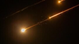 
Jejak cahaya terlihat di atas Yerusalem saat terjadi serangan rudal yang dilancarkan Iran ke Israel pada 13 Juni 2025. Jarak Iran-Israel, Rata-rata yang dipakai militer: kisaran 1.300 - 1.500 km, beberapa sumber menyebut 1.300 - 1.770 km. Tiba di Israel sampai 13-15 Menit (Xinhua)