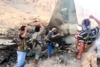 Tangkapan layar yang bersumber dari Pusat Media Houthi ini menunjukkan para pejuang Houthi memeriksa jet tempur Arab Saudi yang ditembak jatuh di Provinsi Marib, Yaman, pada 16 September 2026. Kelompok Houthi Yaman pada Rabu (16/9) mengatakan bahwa mereka telah menembak jatuh jet tempur F-15 Arab Saudi di atas Provinsi Marib di Yaman timur laut, ketika konflik antara kedua pihak memasuki tahap baru operasi udara yang intensif dan serangan lintas perbatasan. [Xinhua]