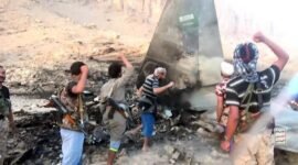 Tangkapan layar yang bersumber dari Pusat Media Houthi ini menunjukkan para pejuang Houthi memeriksa jet tempur Arab Saudi yang ditembak jatuh di Provinsi Marib, Yaman, pada 16 September 2026. Kelompok Houthi Yaman pada Rabu (16/9) mengatakan bahwa mereka telah menembak jatuh jet tempur F-15 Arab Saudi di atas Provinsi Marib di Yaman timur laut, ketika konflik antara kedua pihak memasuki tahap baru operasi udara yang intensif dan serangan lintas perbatasan. [Xinhua]