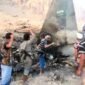 Tangkapan layar yang bersumber dari Pusat Media Houthi ini menunjukkan para pejuang Houthi memeriksa jet tempur Arab Saudi yang ditembak jatuh di Provinsi Marib, Yaman, pada 16 September 2026. Kelompok Houthi Yaman pada Rabu (16/9) mengatakan bahwa mereka telah menembak jatuh jet tempur F-15 Arab Saudi di atas Provinsi Marib di Yaman timur laut, ketika konflik antara kedua pihak memasuki tahap baru operasi udara yang intensif dan serangan lintas perbatasan. [Xinhua]