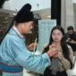 Seorang staf dari Tiongkok sedang membimbing warga Indonesia memainkan replika Suling Tulang Jiahu, di Jakarta. (Xinhua)