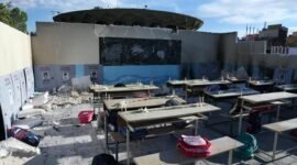 Foto yang diabadikan pada 6 April 2026 ini menunjukkan reka ulang suasana ruang kelas dalam acara memorial yang digelar di Teheran, Iran, untuk mengenang para murid sekolah dasar yang tewas akibat serangan rudal di Iran selatan. (Xinhua)
