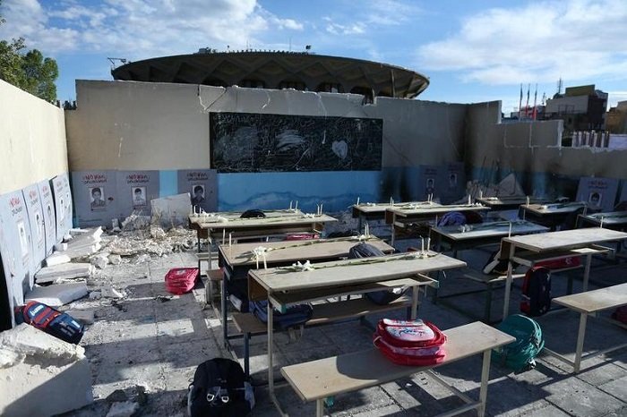 Foto yang diabadikan pada 6 April 2026 ini menunjukkan reka ulang suasana ruang kelas dalam acara memorial yang digelar di Teheran, Iran, untuk mengenang para murid sekolah dasar yang tewas akibat serangan rudal di Iran selatan. (Xinhua)