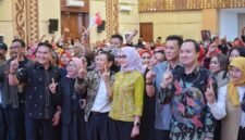 Wakil Gubernur Jihan saat memberikan motivasi dalam kegiatan Gerakan Ekonomi Kebersamaan Komunitas Megapro Affiliate PT Garuda Mas Anugerah (GMA) di Auditorium Politeknik Kesehatan Bandar Lampung, Sabtu (26/9).